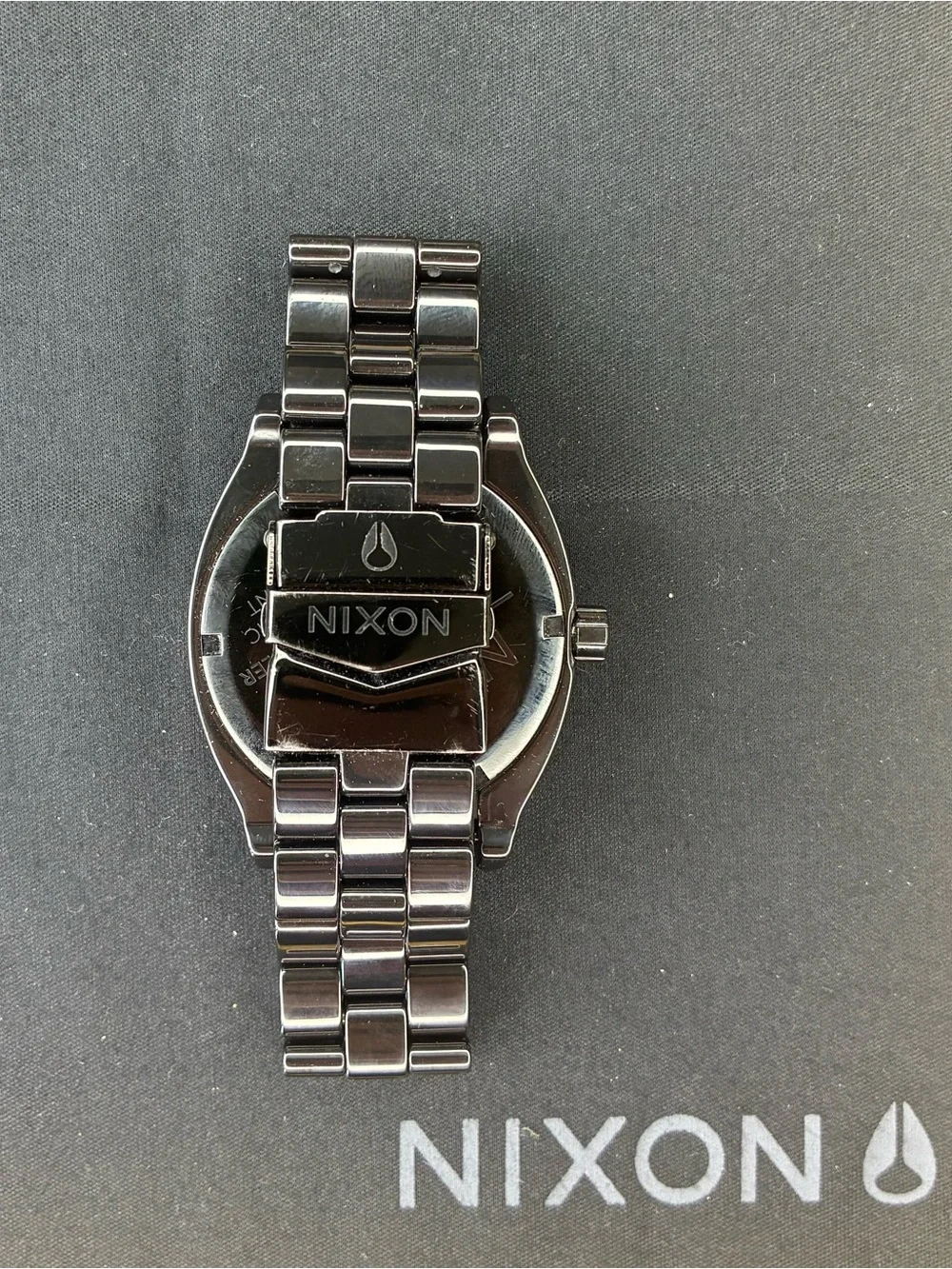 Nixon all black